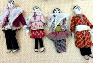 جانِ نخ و دوخت در پیکر «اعلا» و «رعنا»؛ عروسک‌های قجری از صندوق تاریخ بیرون آمدند