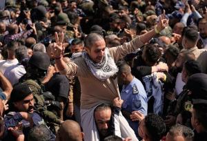 استقبال از اسرای آزاد شده فلسطینی از دریچه دوربین‌ها؛ جشن پیروزی+ عکس