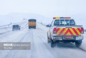 بارش سنگین برف و ترافیک پرحجم در محور هراز+فیلم