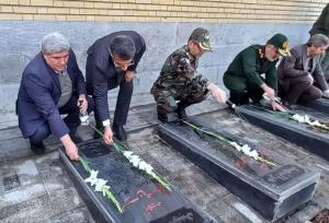 غبارروبی و عطرافشانی گلزار شهدای سنندج به مناسبت هفته بسیج