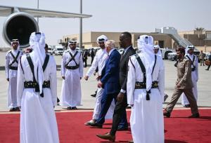 تصاویر امیر قطر در حال بدرقه ترامپ در فرودگاه دوحه
