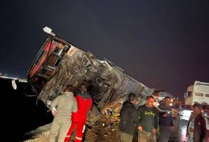 واژگونی یک دستگاه اتوبوس در گرمسار