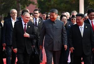 کیم و پوتین روی فرش قرمز میدان «تیان‌آن‌من» جین‌پینگ را همراهی کردند