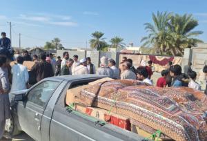 رسیدن کمک‌های مردم زرآباد سیستان و بلوچستان به سیل‌زدگان جاسک