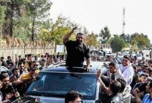 ادای احترام هادی چوپان به پرچم ایران از پنت‌هاوس لاکچری