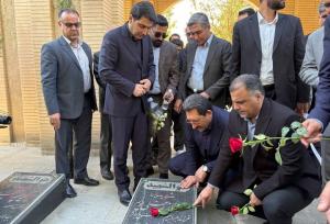 وزیر صمت به مقام شامخ شهدای سنندج ادای احترام کرد