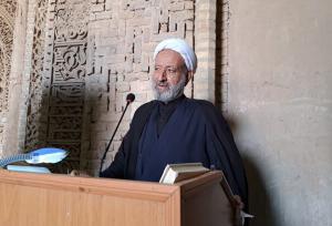 خطیب جمعه اردستان: باید مراقب توطئه‌های افراد فریب خورده بود