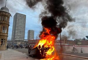 گسترش دامنه اعتراضات خشونت‌آمیز پس از قتل ۳ نوجوان در انگلیس