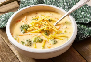 سوپ بروکلی با پنیر چدار؛ طعمی که نمی‌توان نادیده گرفت