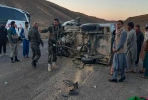 یک کشته و ۱۴ زخمی در تصادف جاده‌ای در مرکز افغانستان