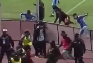 آشوب در فوتبال بولیوی/ ۱۷ اخراجی و گاز اشک آور زدن پلیس