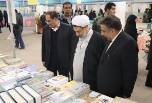 امام جمعه کرمان: کتاب خوانی به یک عادت روزانه در خانواده‌ها تبدیل شود