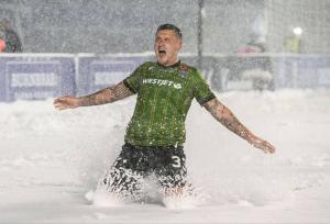 فینال لیگ برتر کانادا در بارش شدید برف برگزار شد