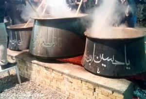 توزیع ۲ هزار پرس غذای گرم نذری بین عزاداران روستای کرونی شیراز