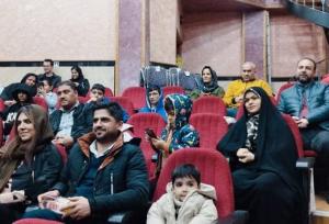 جشن زمستانه برای کودکان کار آمل / شعله کوچک شادی در سرمای روزگار