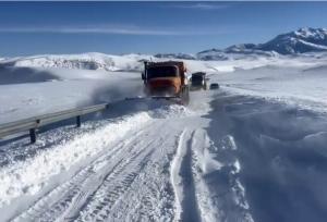 ۳۰۰ خودروی گرفتار در مسیر نقده - پیرانشهر رهاسازی و امدادرسانی شدند