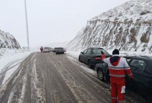 تردد در گردنه‌های شهرستان کوهرنگ تنها با زنجیرچرخ امکان‌پذیر است