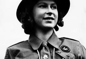 ملکه الیزابت در سن ۱۶سالگی در لباس پیشاهنگی