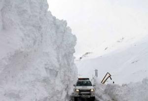 ریزش بهمن در روستای آلواتان سردشت/ ۲ نفر زنده پیدا شدند