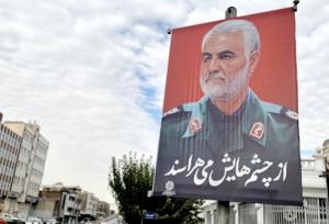 شب گذشته معابر شهر تهران به تصاویر حاج قاسم سلیمانی مزین شد