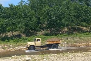 توقیف خودروهای متخلف برداشت غیرمجاز شن و ماسه از بستر رودخانه در فومن