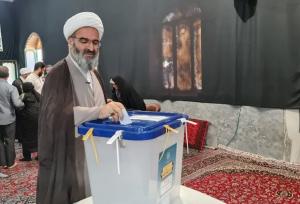 نماینده ولی فقیه در استان سمنان رای خود را به صندوق انداخت