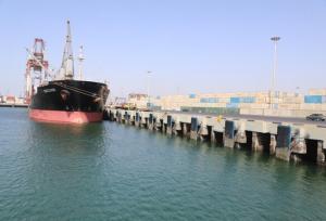 شانزدهمین شناور کالای اساسی در بندرشهید رجایی پهلودهی شد