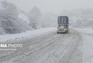 بارش برف و کولاک، تردد در گردنه حیران را مختل کرد