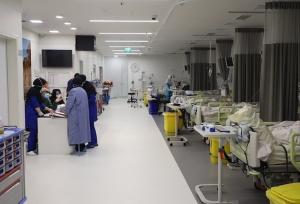 در یک بیمارستان ایرانی، مردان لباس زنانه پوشیدند!