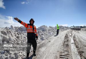 اسکان موقت ۱۵۰ مسافر در برف مانده در آذربایجان غربی؛ امدادرسانی ۱۰۰۰ خودرو