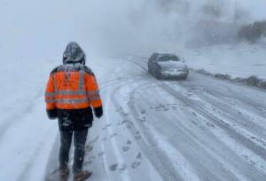 برخی محورهای آذربایجان غربی در ئی بارش برف مسدود است