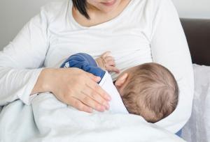 شیر مادر؛ آب حیات بی بدیل برای کودک