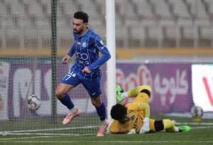 کیفیت نامطلوب چمن و احساسی شدن بازیکن استقلال در باد شدید!