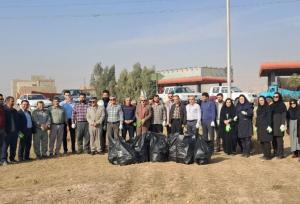 ۴ هکتار مزارع آلوده به پلاستیک روستای کرند گرمسار پاکسازی شد