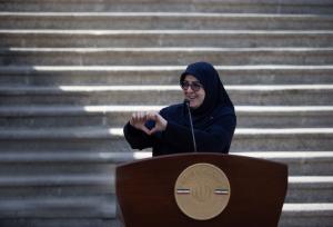 ژست خانم سخنگو در این عکس واکنش‌برانگیز شد