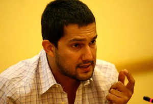 پریدن حامد بهداد روی میز در نشست خبری!