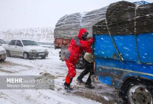 نجاتگران هلال‌احمر زنجان به ۹۲ نفر گرفتار در کولاک امدادرسانی کردند