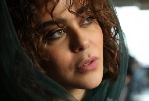 ژست حواس‌پرتِ الهام اخوان در جدیدترین عکسش
