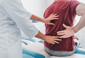 چگونه میتوانیم کمر درد خود را بدون جراحی کاهش دهیم؟