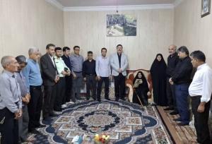 دیدار با خانواده شهدا افتخار مسئولان است