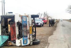 واژگونی مینی‌بوس سرویس دانش‌آموزی با۱۵ مصدوم در محور قدیم نیشابور-سبزوار