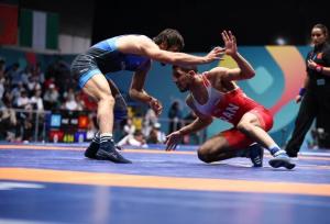 رحمان عموزاد قهرمان کشتی آزاد کشورهای اسلامی شد/ مومنی برنز گرفت