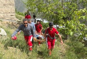 نجات فرد سقوط کرده از ارتفاعات روستای کویان توسط نجاتگران هلال‌احمر