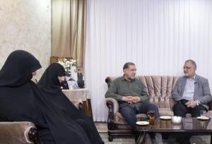 دیدار زاکانی با خانواده شهیدان «سردار حسن محقق» و «منصور پارسا»