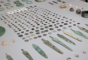 کشف ۴۰۰ قلم عتیقه از دوره‌های اشکانی، ساسانی و اسلامی از قاچاقچیان در سنندج