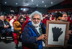 «دستکش ننه عصمت» به بهروز افخمی رسید