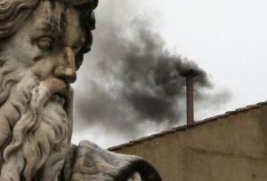 خروج دود سیاه از دودکش کلیسا؛ پاپ جدید انتخاب نشد