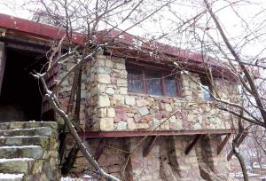 معماری جادویی هوشنگ سیحون، کلبه‌ای که روی کوه آویزونه!