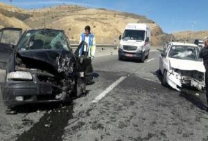 ۱۰ مصدوم در اثر تصادف رانندگی در جاده مشگین شهر به پارس آباد