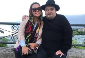 عکس جدید و خانوادگی اکبر عبدی در یک فست‌فودی